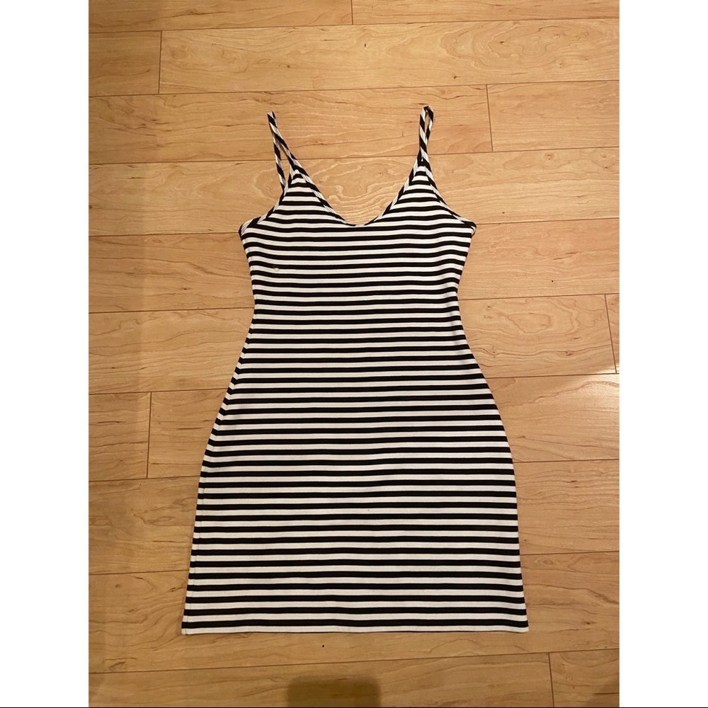 Aritzia dress size small